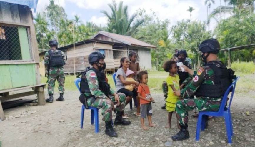 Kedekatan Prajurit TNI Satgas Pamtas RI-PNG Yonif 711/Rks Dengan Masyarakat di Perbatasan