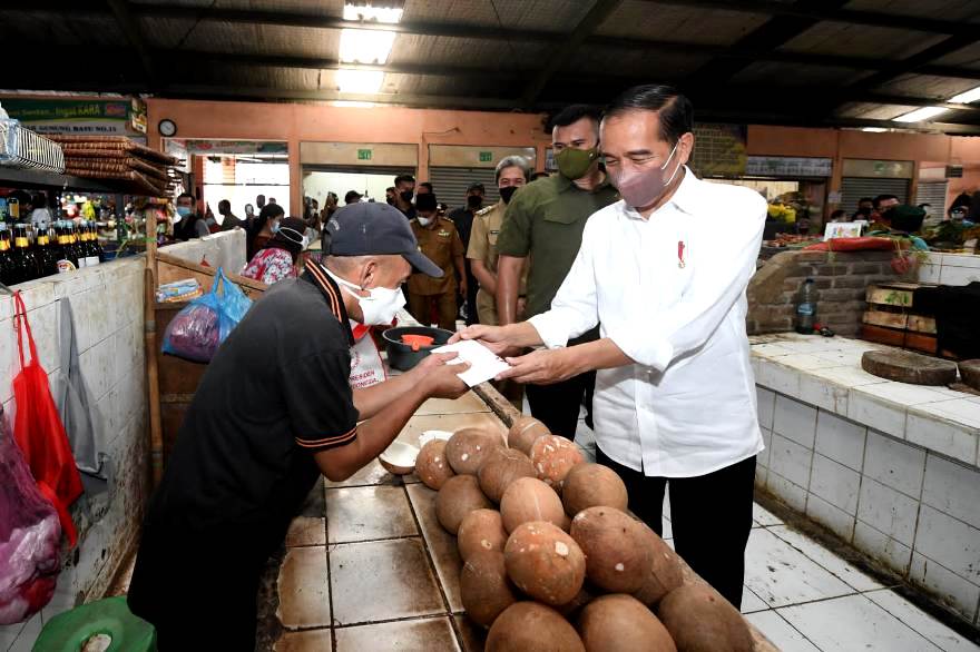 Presiden Jokowi Bagikan Bansos dan Tinjau Harga Minyak Goreng di Pasar