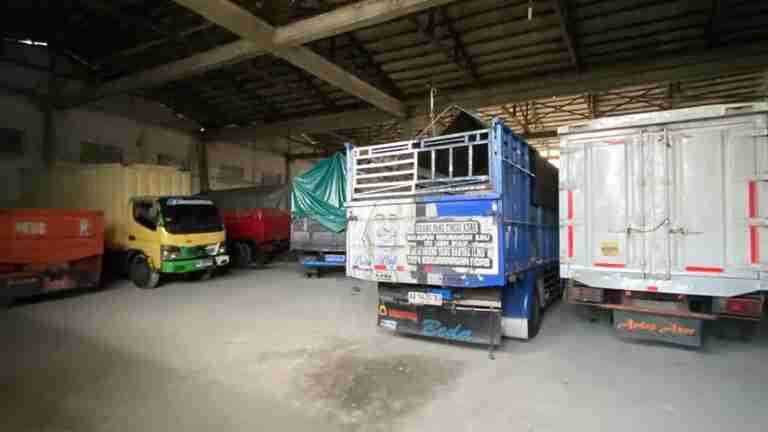 📷 Truk-Truk Diduga Pengangkut BBM Subsidi Sejumlah truk berbagai jenis ditemukan terparkir di dalam gudang, diduga digunakan untuk distribusi BBM bersubsidi secara ilegal ke berbagai wilayah. (Dok. Redaksi)